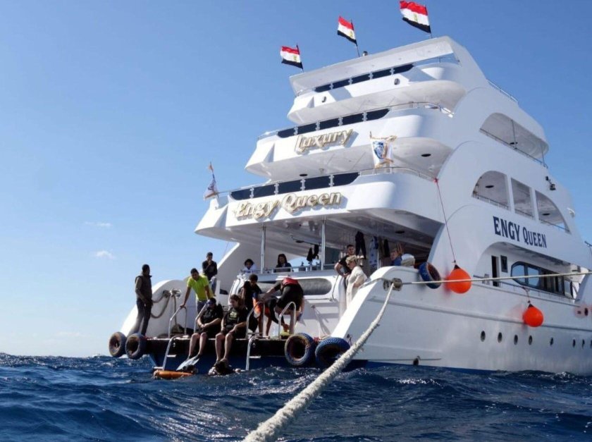 Яхта в море