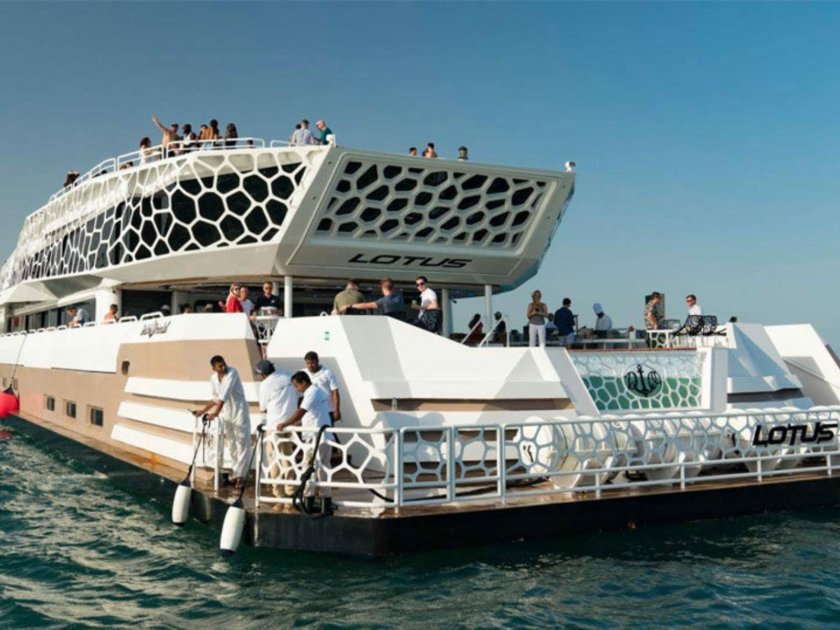 Яхта лотус в дубае
