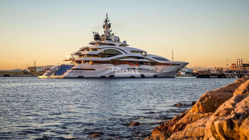 Яхта Аль Лусаил