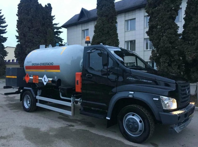 Чёрная автоцистерна
