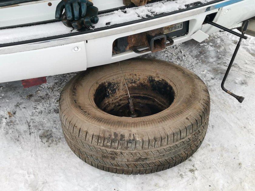 Крепление запасного колеса