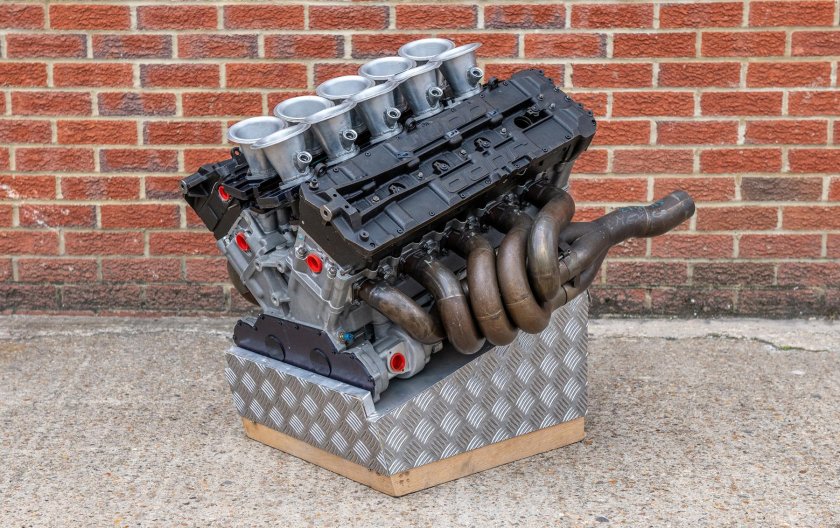 V 8 engine