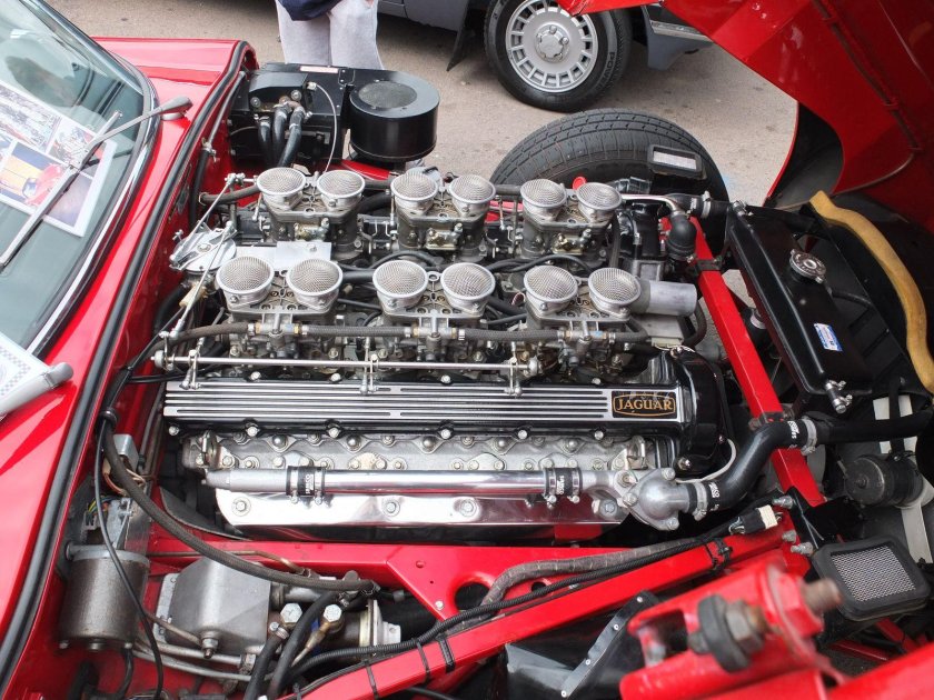 Jaguar v12 engine