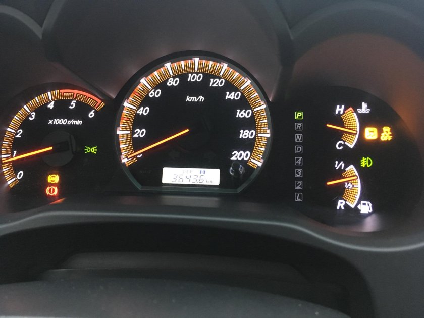 Toyota Hilux 7 приборная панель