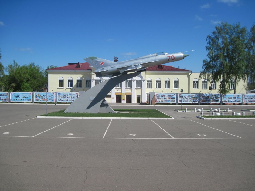 Памятник-самолёт миг-21 Сарапул