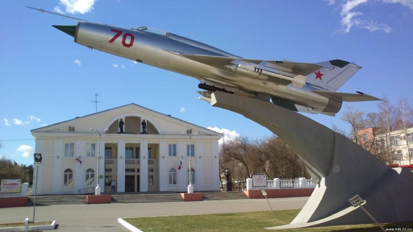Памятник-самолёт миг-21 Сарапул
