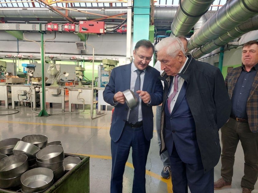 Директор завода