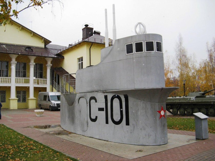 Памятник подводной лодке м-104 «Ярославский комсомолец»