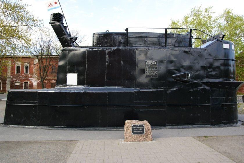 Памятник морякам подводникам Балтики в Кронштадте