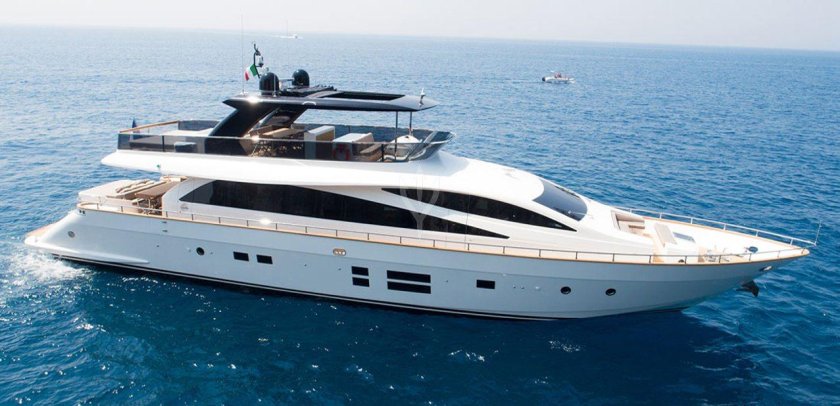 Моторная яхта Amer 92