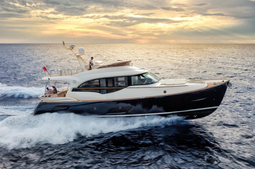 Яхта Дельфин