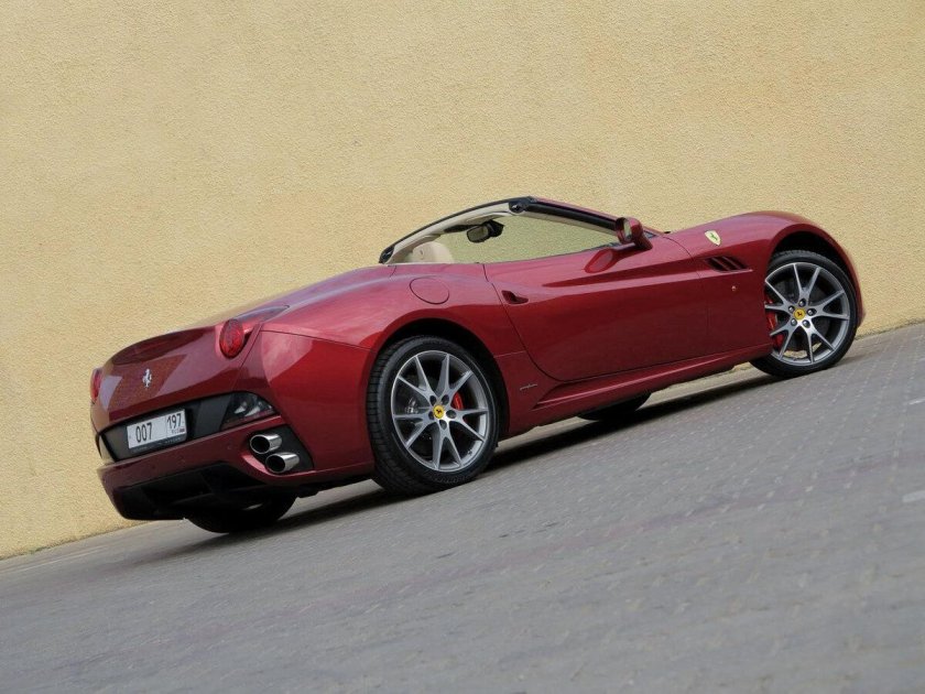 Ferrari модель автомобиля с кузовом кабриолет
