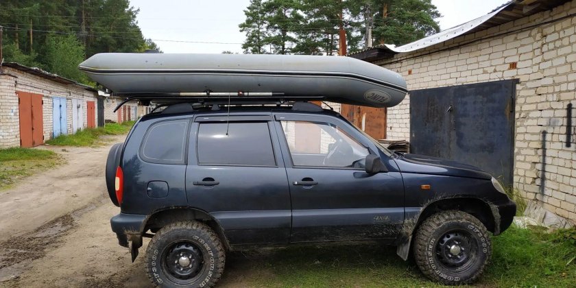 Лодка ПВХ на крыше Нивы Шевроле