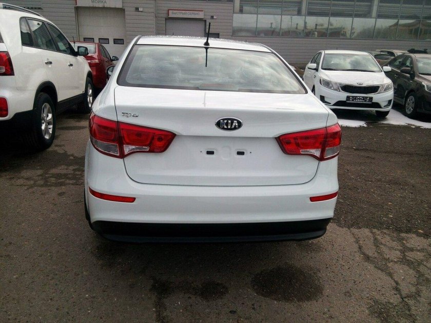 Киа Рио 2015 сзади