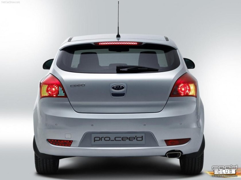 Kia Ceed сзади 2010