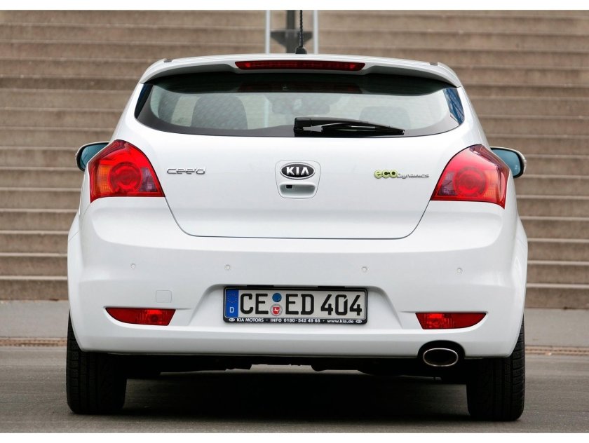 Kia Ceed сзади 2010