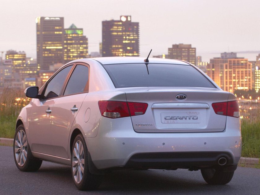 Kia Cerato сзади