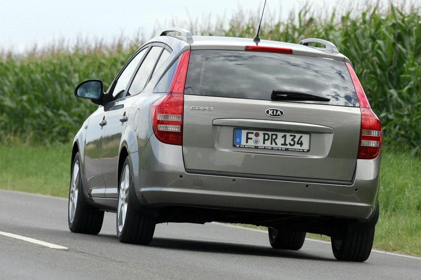Kia Ceed сзади 2010