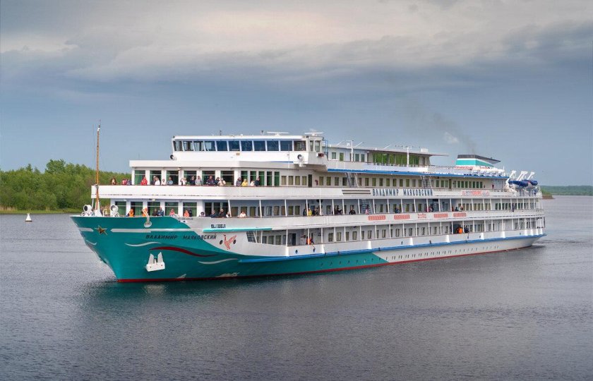 Теплоход Владимир Маяковский