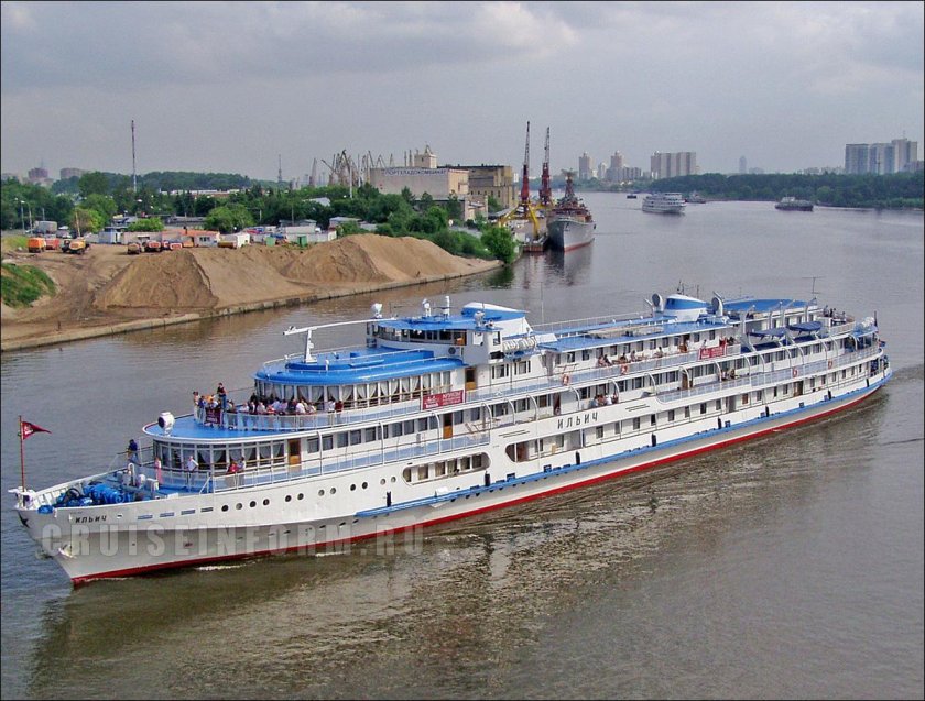 Теплоход по волге