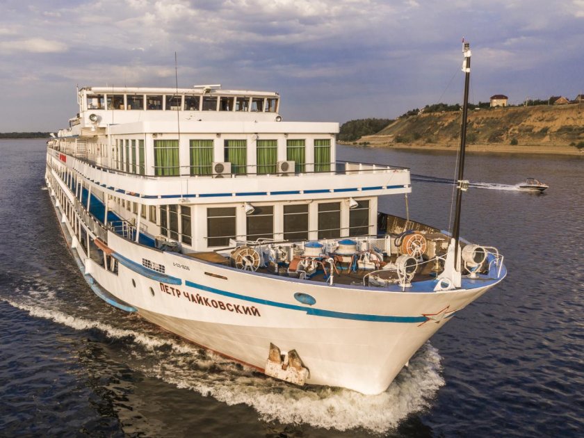 Теплоход Петр Чайковский