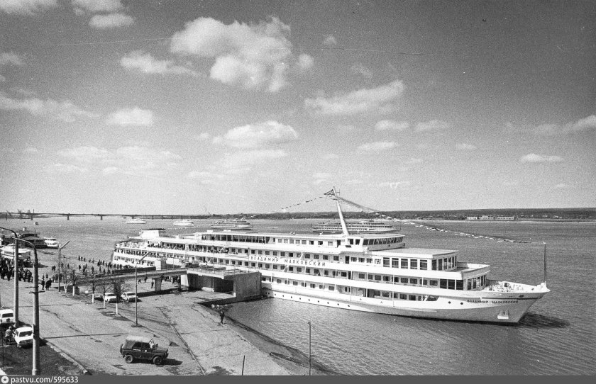 Теплоход Владимир Маяковский