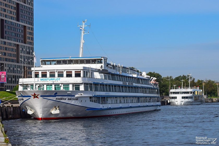 Речной теплоход Штандарт Санкт-Петербург