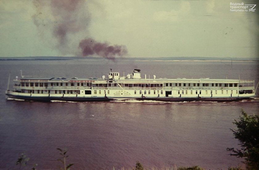 Теплоход Спартак Волжского речного