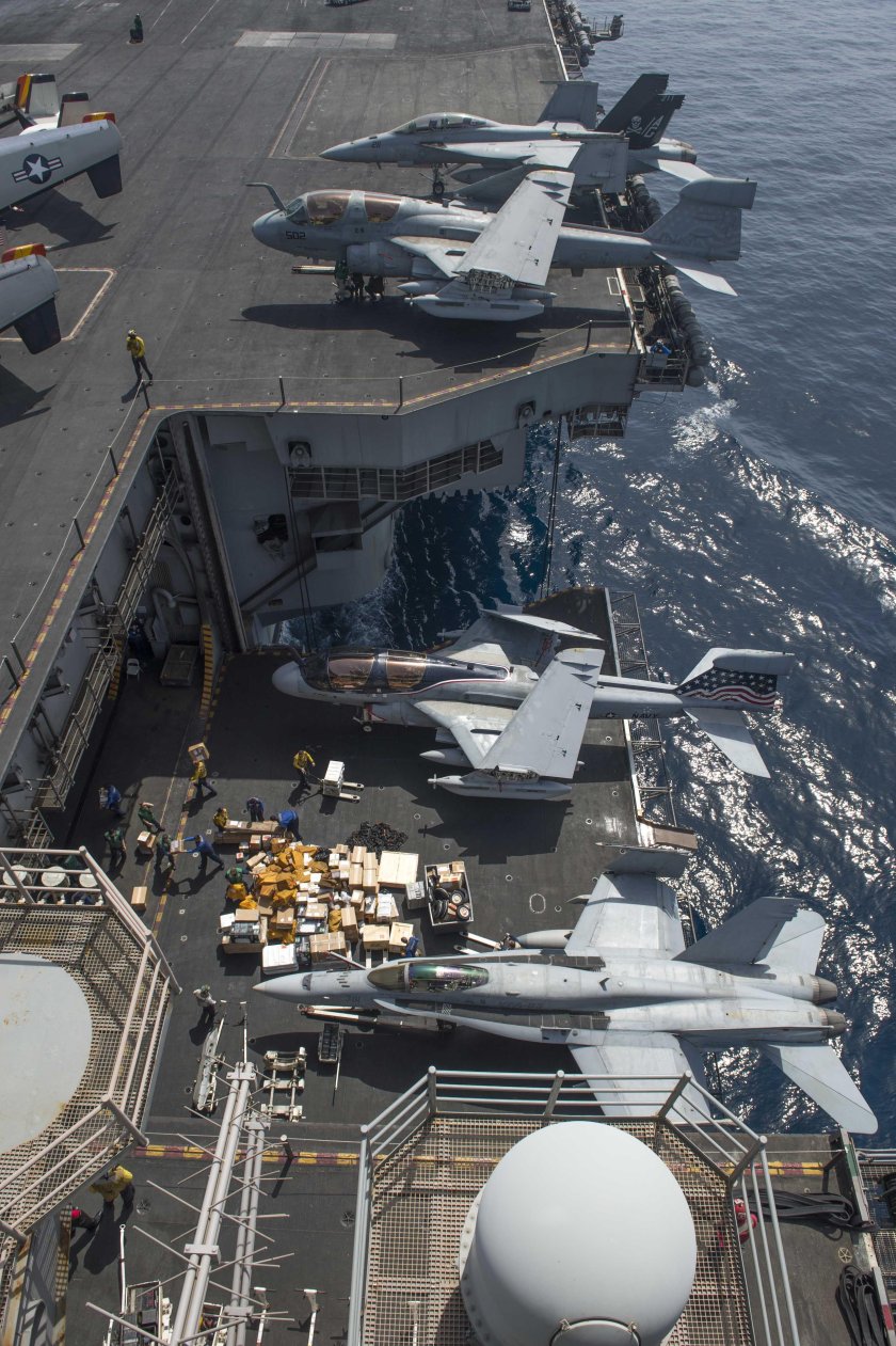 Ангар авианосца Нимиц