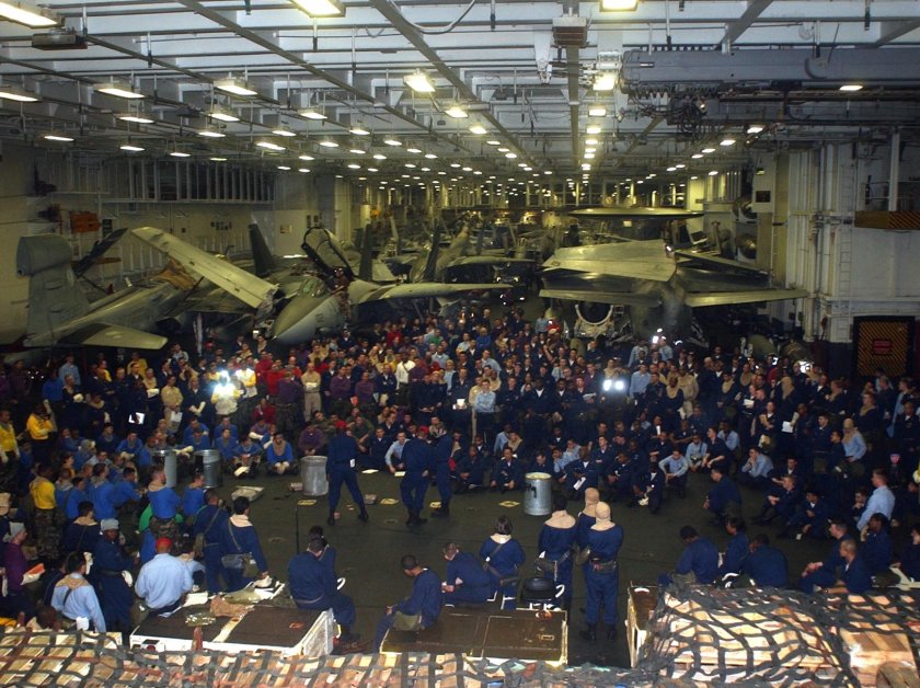 Ангар авианосца Нимиц