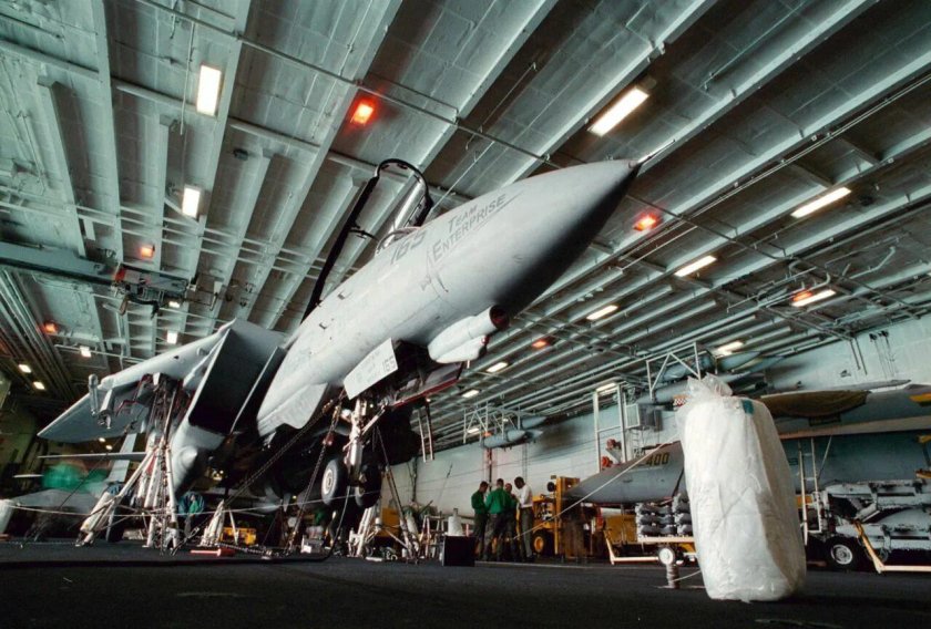 Ангар авианосца