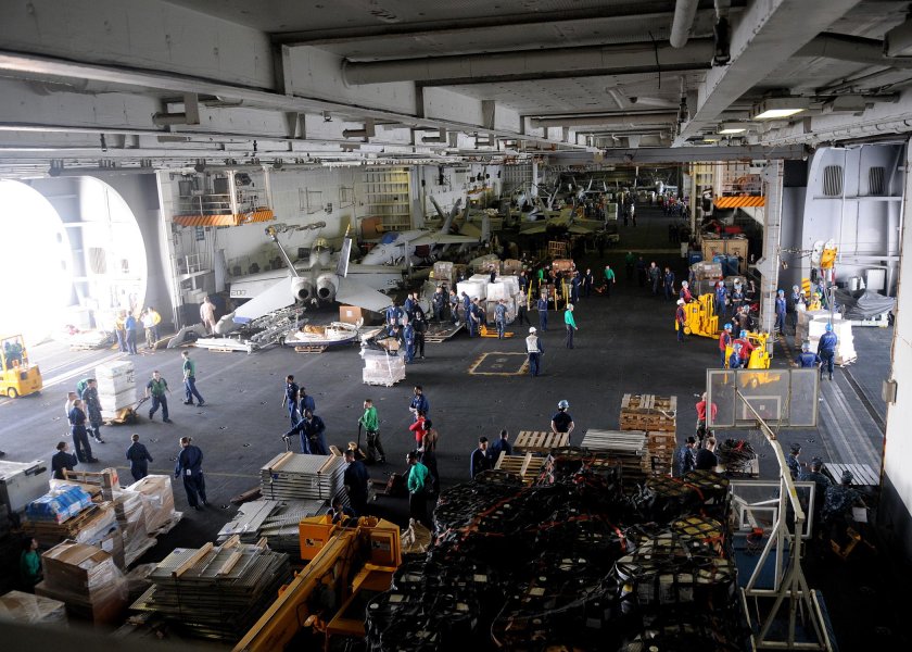 Ангар авианосца