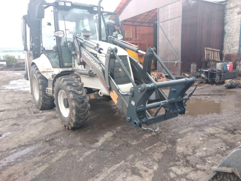 Экскаватор-погрузчик Elaz-BL 880