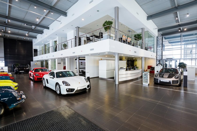 Машины в автосалоне