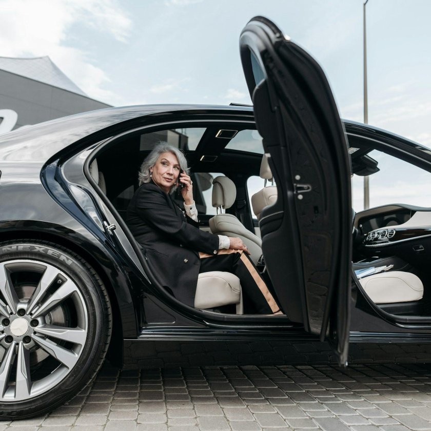 Бизнес леди в машине