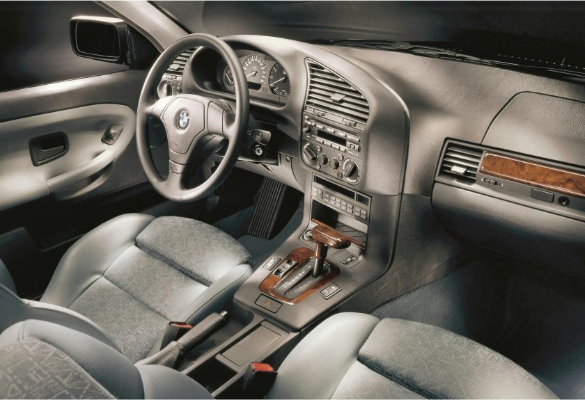 БМВ е36 седан салон