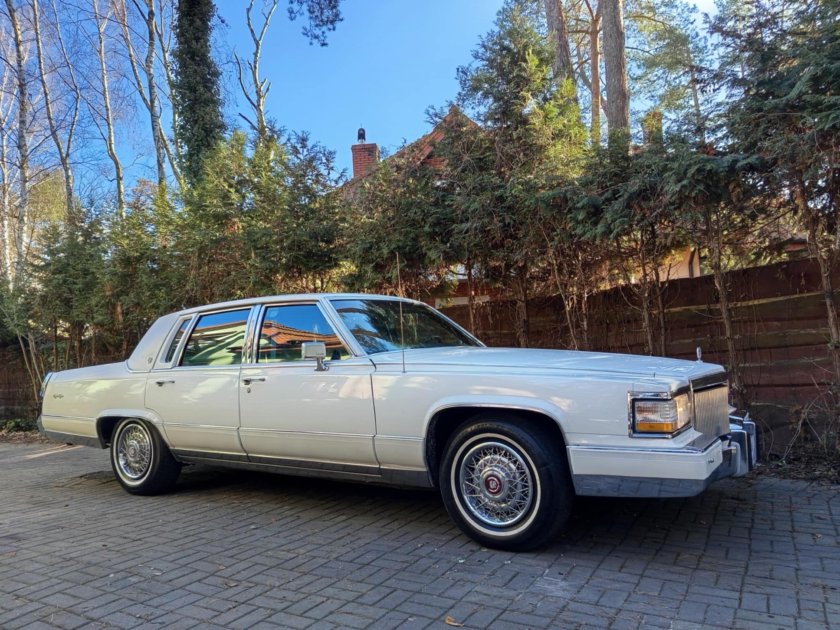 Cadillac fleetwood brougham