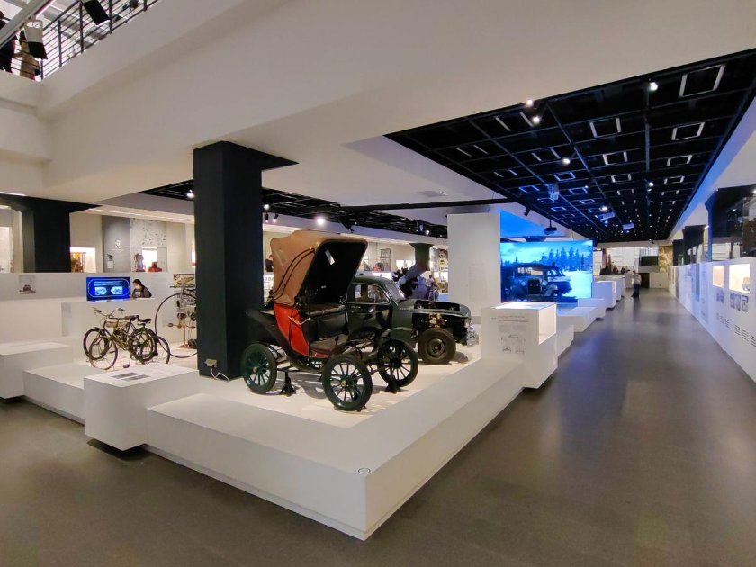 Выставка политехнического музея в манеже спб