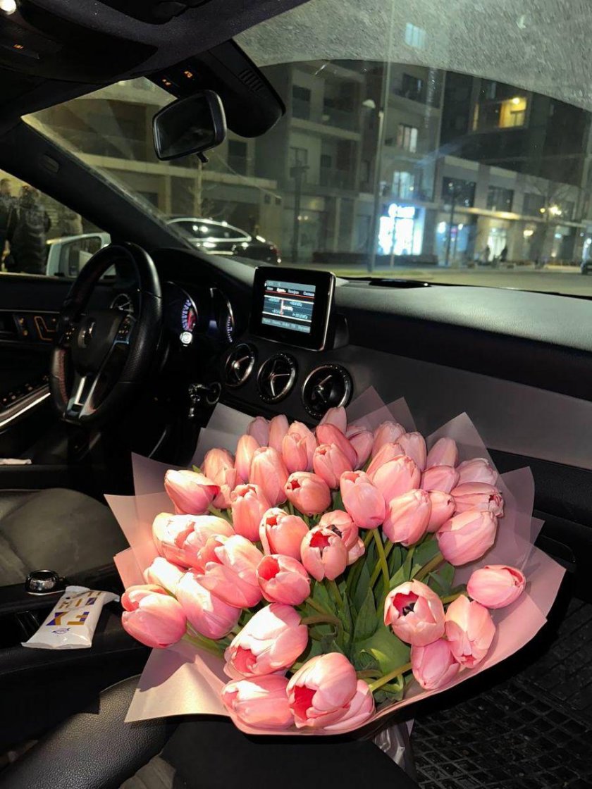 Букет в машине