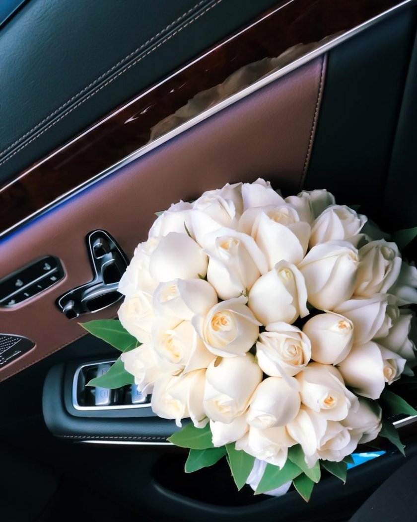 Шикарный букет в машине