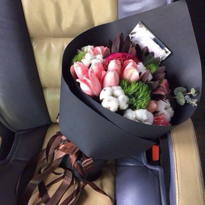 Стильный букет тюльпанов