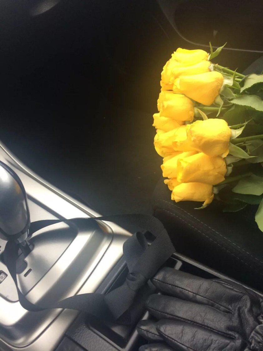 Букет в салоне автомобиля