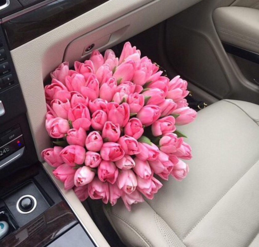 Букет роз в машине