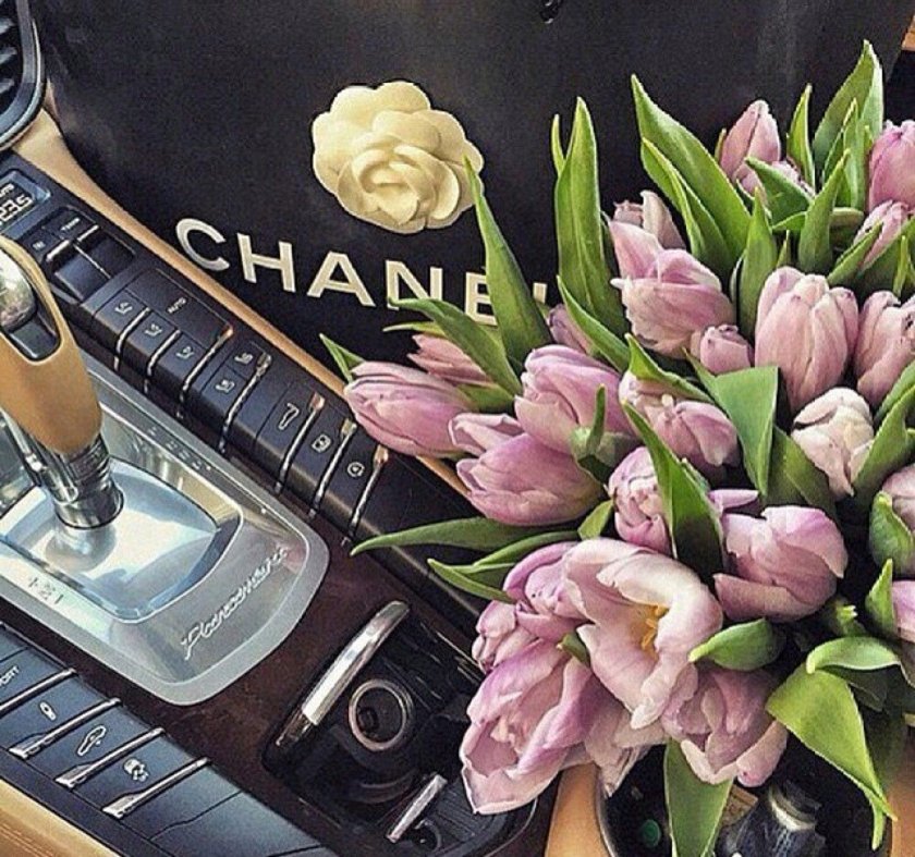 Тюльпаны в машине