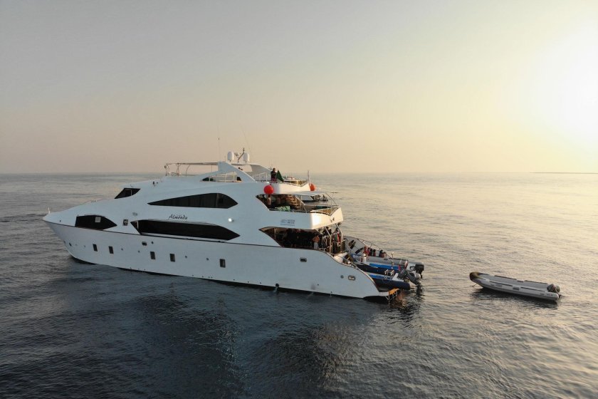 Яхта в море