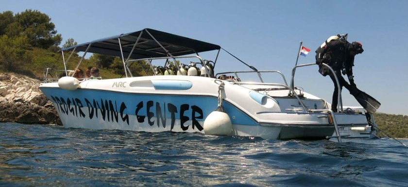 Лодка для дайвинга