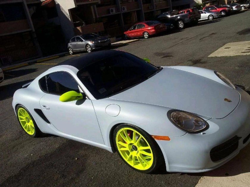 Желтые диски на белой машине