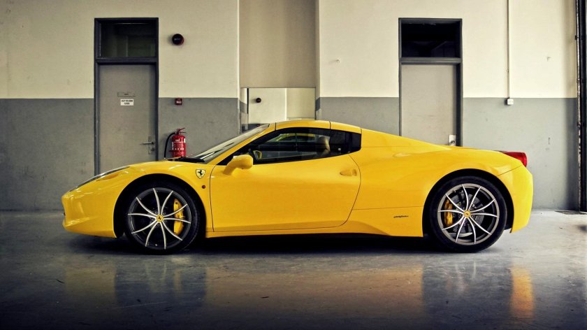Ferrari 458 Italia желтая