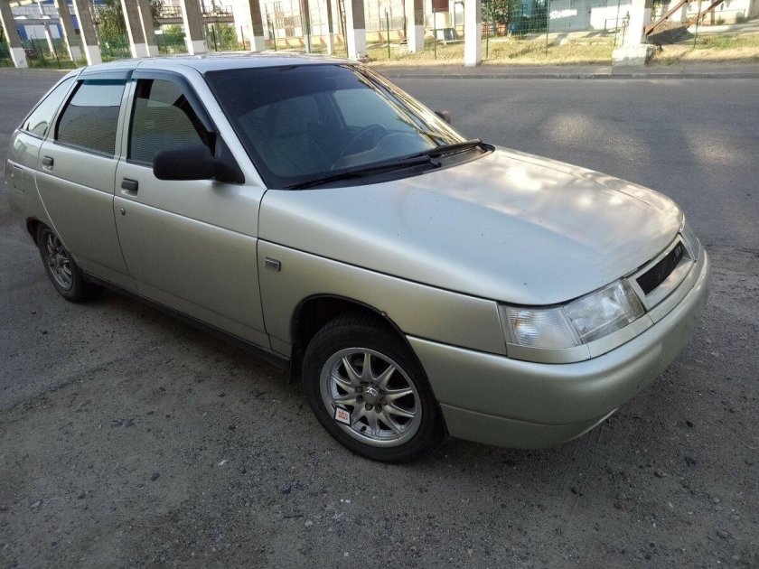 ВАЗ 2112 хэтчбек серебристый