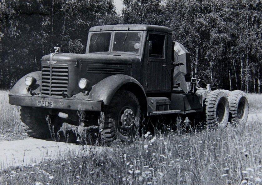 ЯАЗ-210д седельный тягач